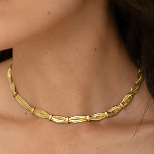 Peilikiiltoisista lenkeistä koostuva ketju heijastaa valoa kauniisti ja luo korulle näyttävän mutta elegantin ilmeen.