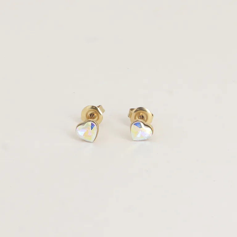 Sirot kullanväriset sydänkorvakorut kirurginteräksestä. Bohm Paris -nappikorvakorut, joissa on kirkas, kauniisti välkehtivä vaalea Swarovski-kristalli.