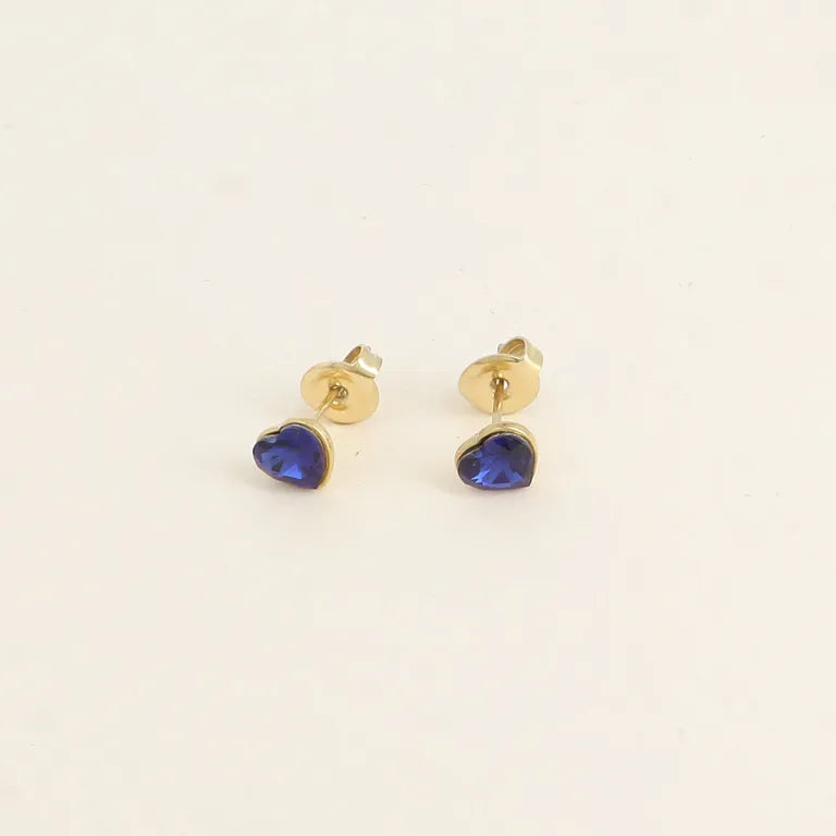 Sirot tummansiniset sydänkorvakorut kullanvärisestä kirurginteräksestä. Bohm Paris -nappikorvakorut kimaltavalla Swarovski-kristallilla, täydellinen lahjaidea.
