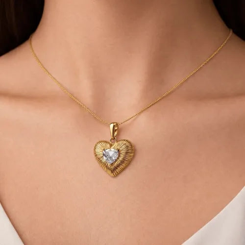 Duestelle Italian Amore Infinito on elegantti ja romanttinen sydänkaulakoru, joka tuo asuun hienostunutta säihkettä. Sopii hyvin lahjaksi rakkaimmalle.