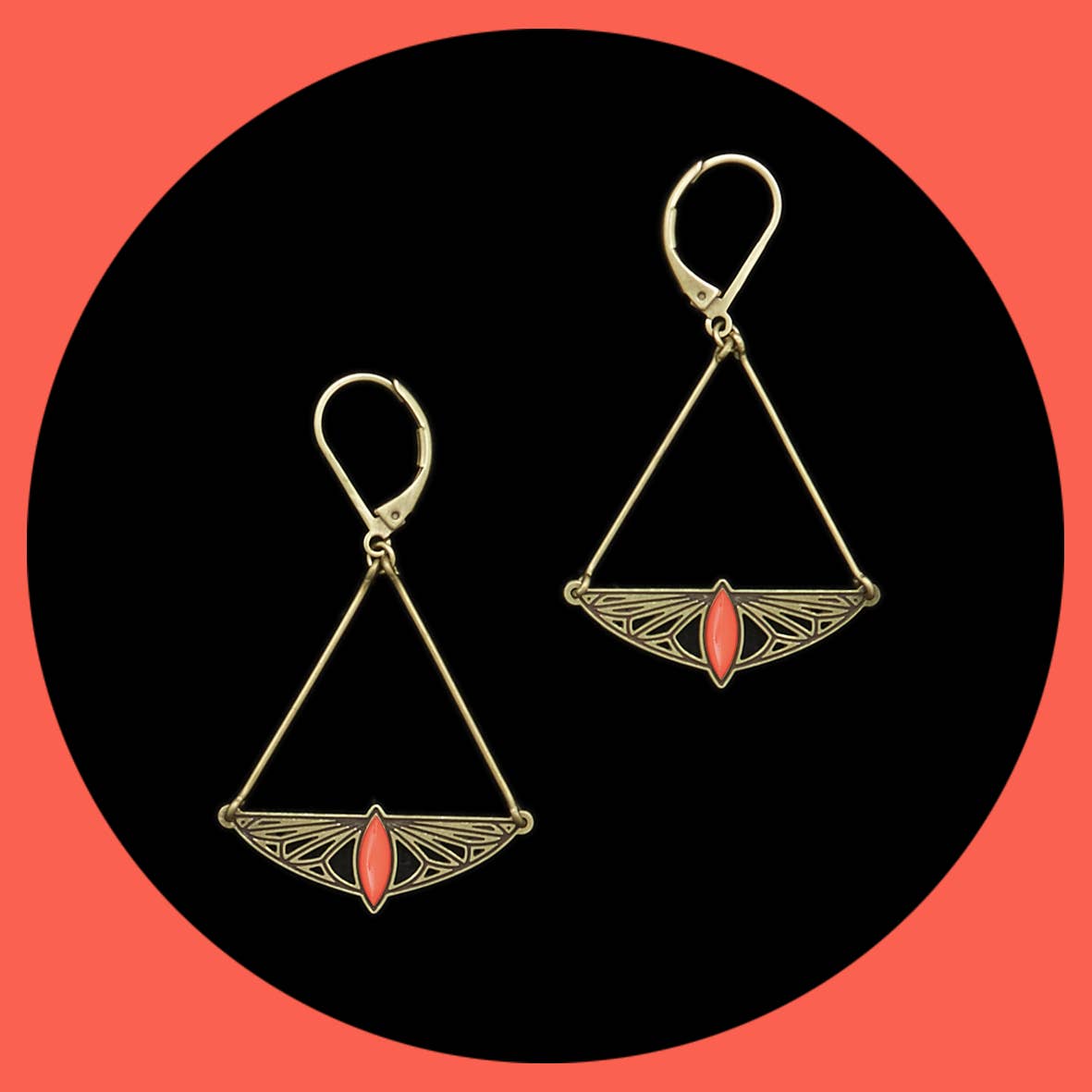 Upeasti kaiverretut Amélie Blaise Fantasy Art Deco -messinkikorvakorut punaoranssissa-sävyssä.