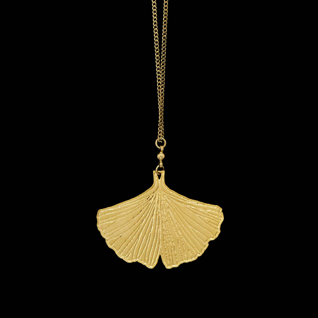 Amélie Blaise Ginkgo kaulakoru, kullanvärinen messinkiriipus ginkgo-lehden muodossa, 60 cm ketju, ranskalainen designkoru