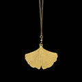 Amélie Blaise Ginkgo kaulakoru, kullanvärinen messinkiriipus ginkgo-lehden muodossa, 60 cm ketju, ranskalainen designkoru