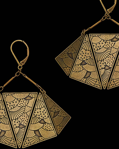 Suuret käsintehdyt Amélie Blaise Origami Art Deco -korvakorut, joissa on viuhkamainen geometrinen messinkiriipus ja yksityiskohtainen pistekuviointi.
