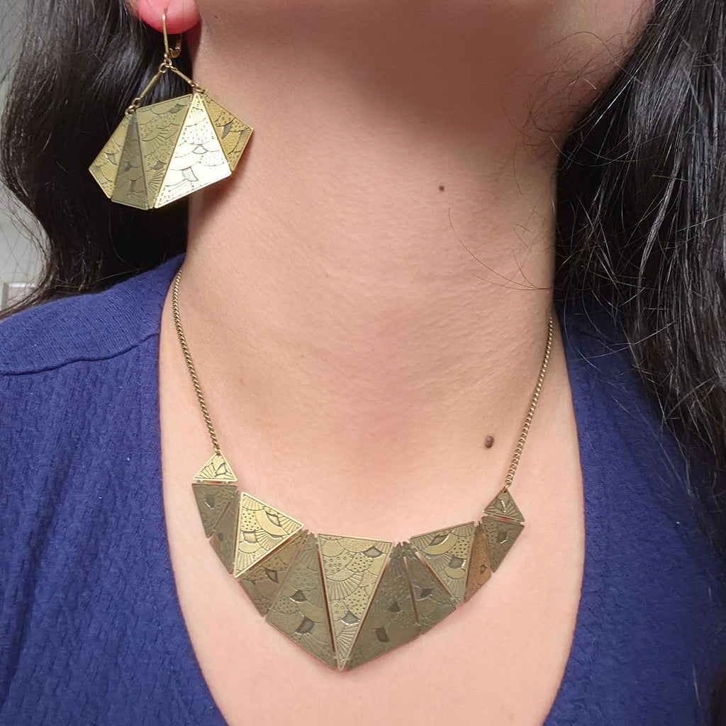 Näyttävät pronssinväriset Amélie Blaise Origami korvakorut ja kaulakoru mallilla. Taiteelliset ja allergiaystävälliset suuret Art Deco -korvakorut.