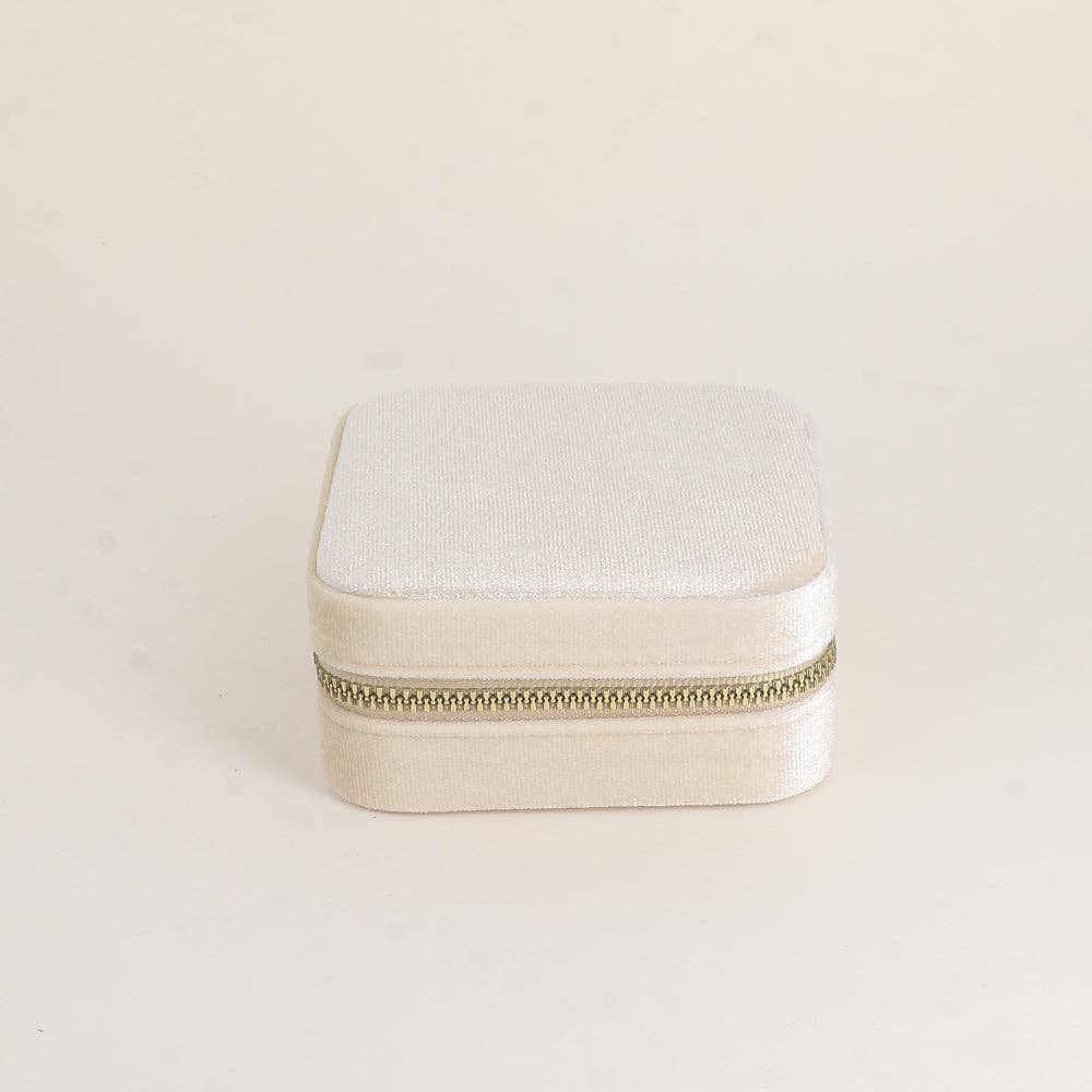 Bohm Parisin tyylikäs beige samettirasia korujen suojaamiseen ja säilytykseen kotona tai matkoilla Solessasta.