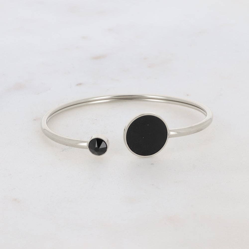 Hopeanvärinen Bohm Paris Bliss -avorannekoru, jossa pyöreä musta Onyx-luonnonkivi ja toisessa päässä säihkyvä musta Jet Swarovski -kristalliriipus valkoisella taustalla.