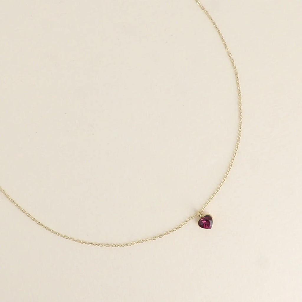 Siro kullanvärinen kirurginteräksinen Bohm Paris -kaulakoru, jossa on pieni viininpunainen sydämenmuotoinen Siam Swarovski-kristalliriipus.