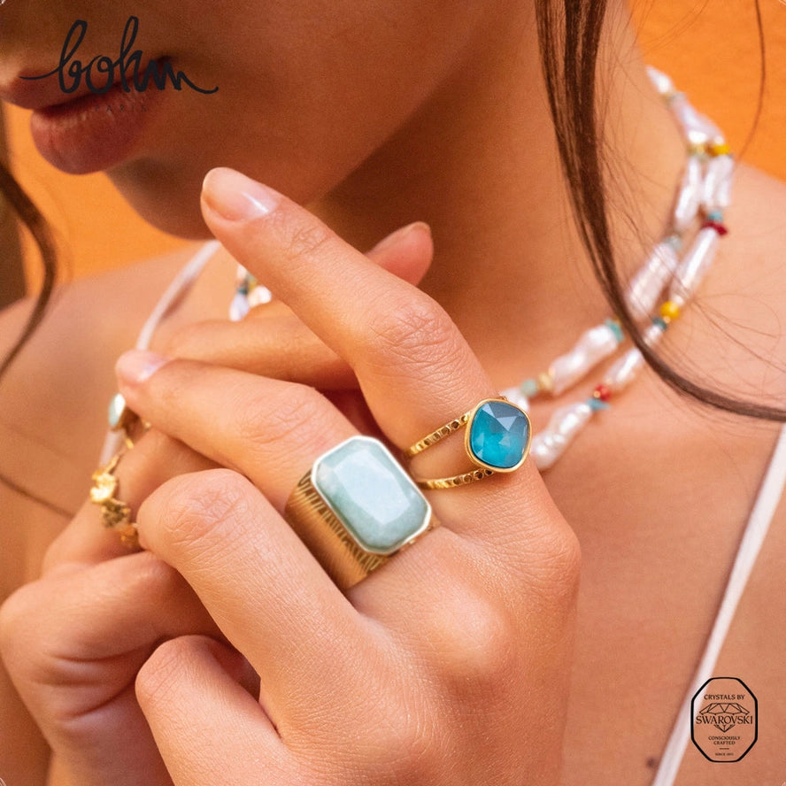 Mallikuva sormessa näyttää säädettävän Bohm Paris Léa -statement-sormuksen koon ja sen upean Azure Blue Swarovski®-kristallin loiston.