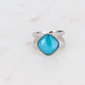 Näyttävä hopeanvärinen säädettävä Bohm Paris Léa -sormus suurella neliönmuotoisella Azure Blue Swarovski-kristallilla.