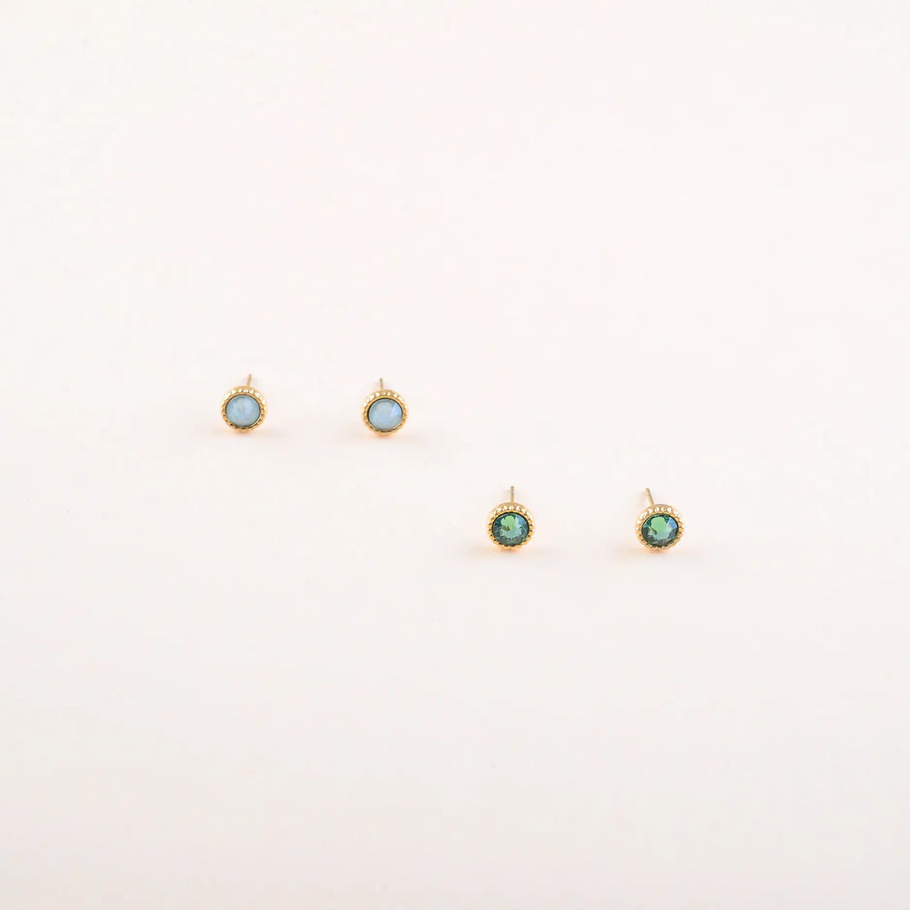 Bohm Paris Maelia kahden parin kullanvärinen kristallikorvakorusetti, jossa on kuvioitu kranssireunus, oliivinvihreät Erinite Green ja vaaleansiniset Pacific Opal Swarovski-kristallit.
