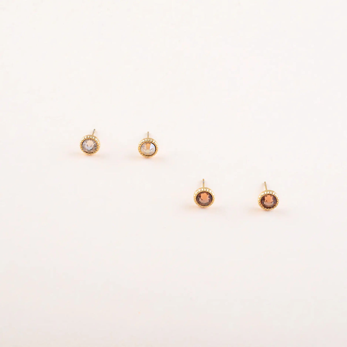 Bohm Paris Maelia kahden parin kullanvärinen kristallikorvakorusetti, jossa on kuvioitu kranssireunus, samppanjanhohtoiset Golden Shadow ja vaaleat Silk Swarovski-kristallit.
