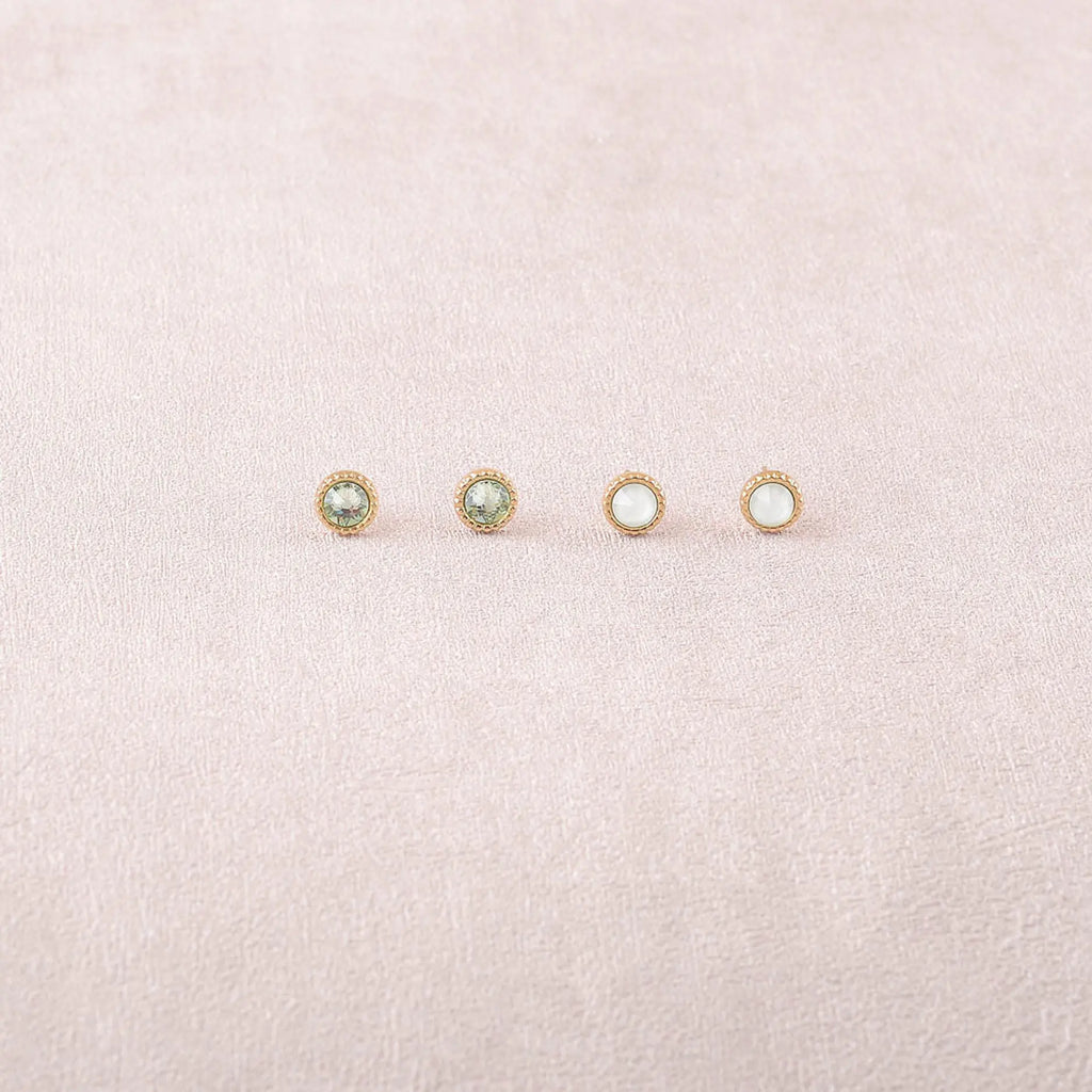 Bohm Paris Maelia kahden parin kullanvärinen kristallikorvakorusetti, jossa on kuvioitu kranssireunus, pastellinvihreät Powder Green ja opaalinvalkoiset White Opal Swarovski-kristallit.
