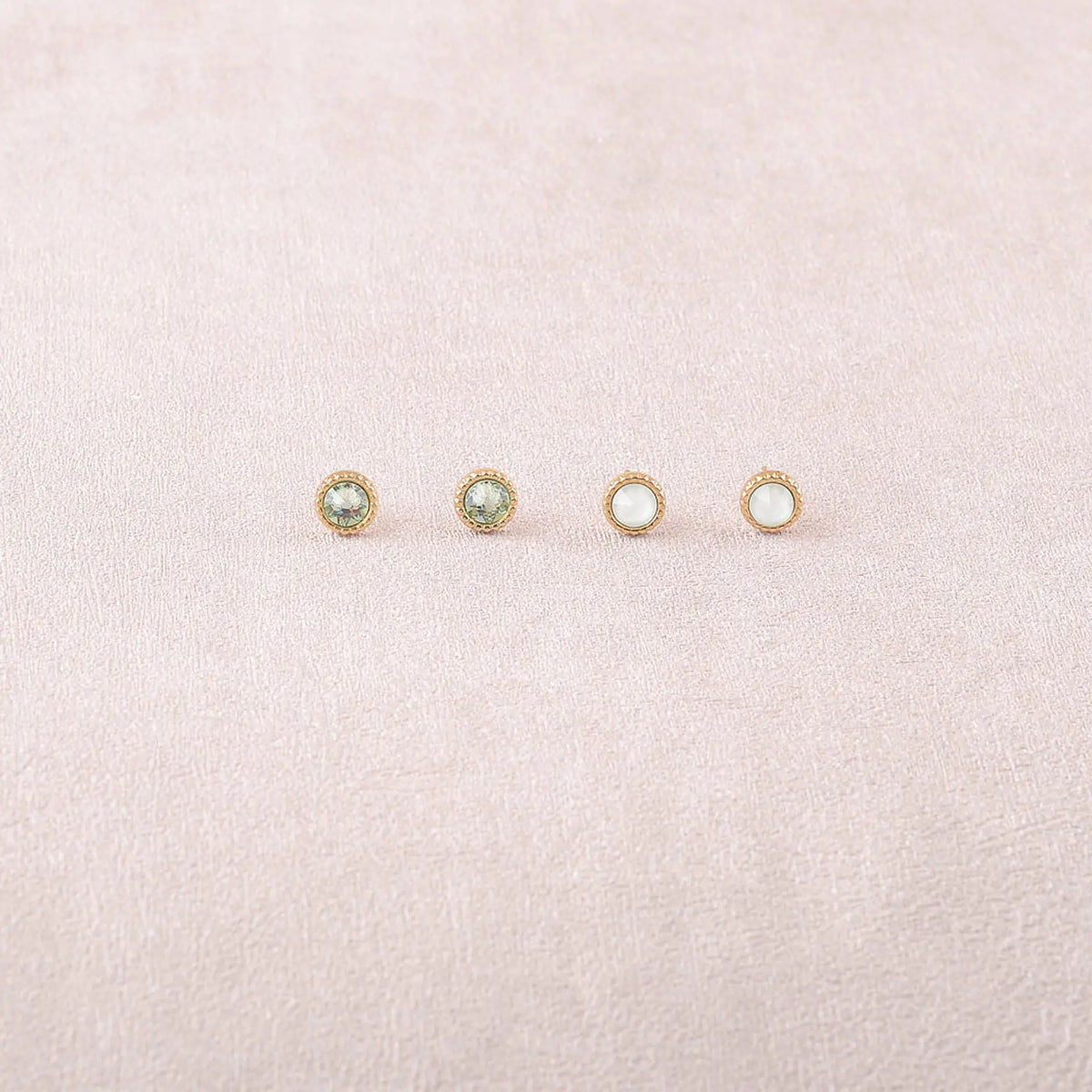 Bohm Paris Maelia kahden parin kullanvärinen kristallikorvakorusetti, jossa on kuvioitu kranssireunus, pastellinvihreät Powder Green ja opaalinvalkoiset White Opal Swarovski-kristallit.
