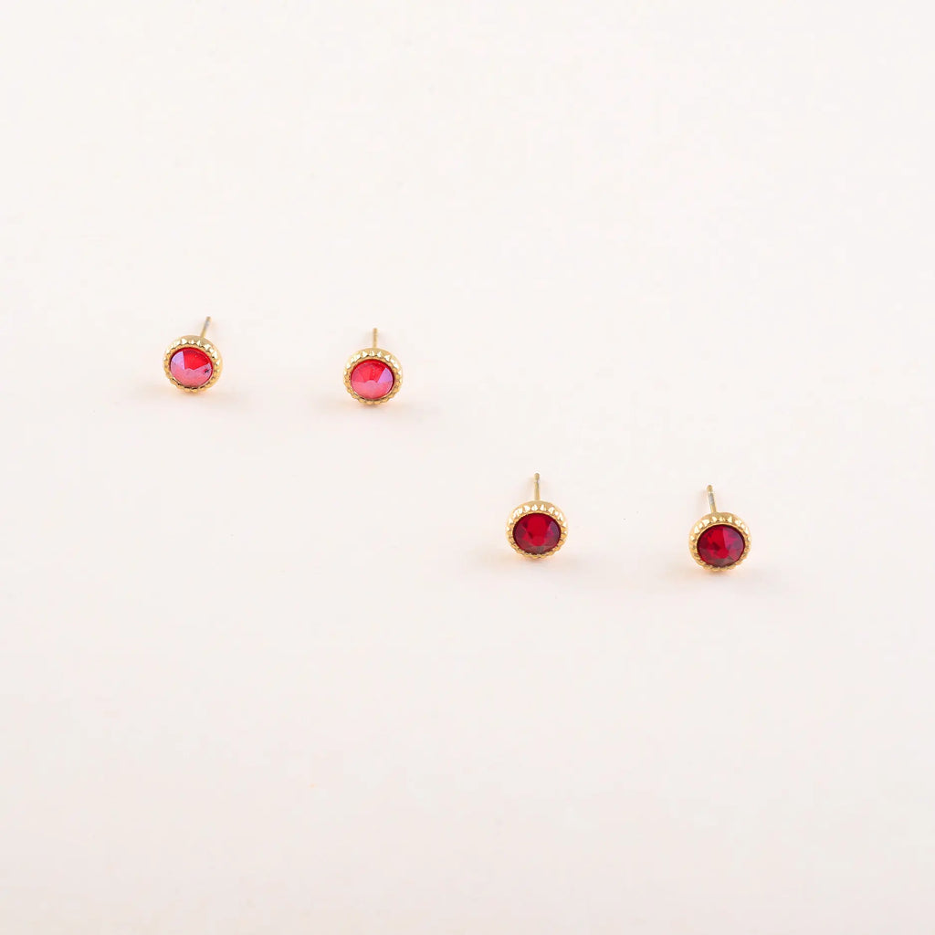 Bohm Paris Maelia kahden parin kullanvärinen kristallikorvakorusetti, jossa on kuvioitu kranssireunus, viininpunaiset Royal Red ja fuksianpunaiset Fuchsia Swarovski-kristallit.
