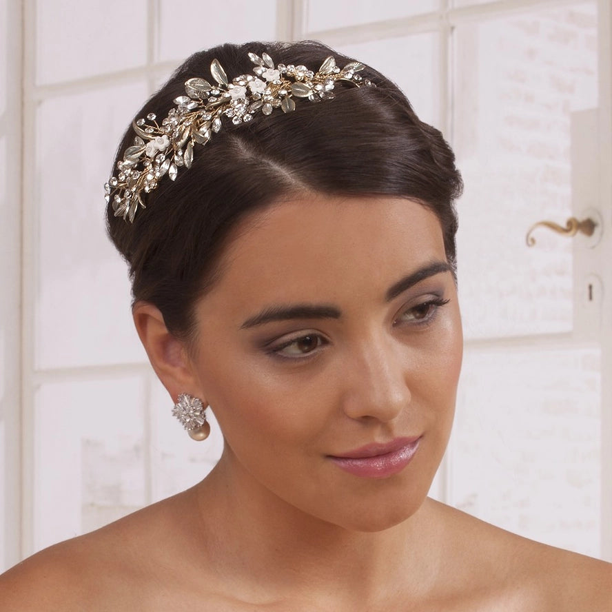 Kultainen hiusköynnös ja tiara mallin päässä juhlakampauksessa. Elegantti ja boheemi morsiushiuskoriste ja hääkoru Solessalta.