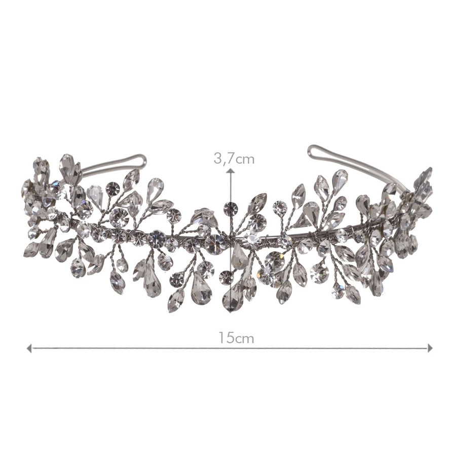 Mitta- ja tuotekuva hopeanvärisestä kristallitiarasta. Morsiushiuskorun leveys on 15 cm ja korkeus 3,7 cm.