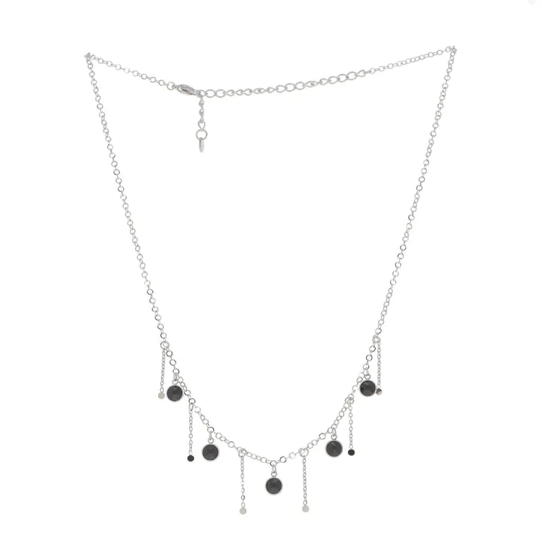 Siro hopeanvärinen kirurginteräksinen juhlakaulakoru, jossa on siisteissä riveissä roikkuvia pieniä mustia pyöreitä Swarovski-kristalleja ja hopeisia pampuloita.