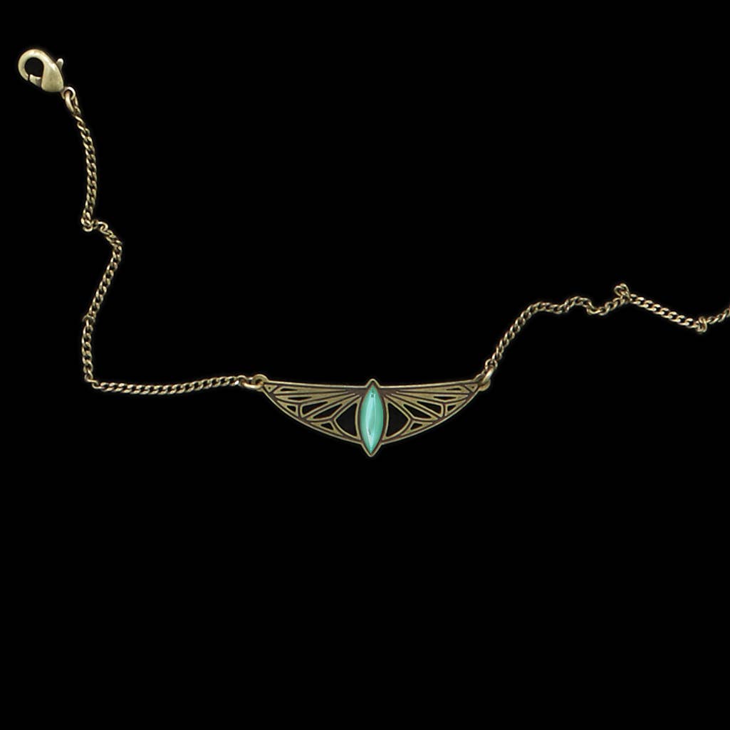 Graafisesti kaiverrettu Amélie Blaise Fantasy Art Deco -rannekoru vaaleanvihreässä Celadon-sävyssä.