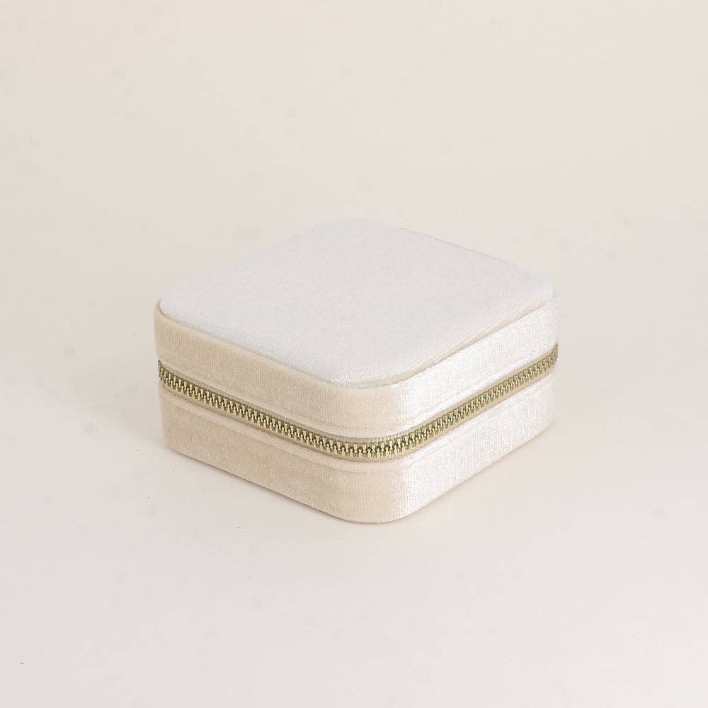 Kompakti neliönmuotoinen samettinen korulipas matkakäyttöön, väri tyylikäs beige.