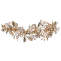 Näyttävä kultainen hiusköynnös ja tiara häihin. Boheemi morsiushiuskoriste lehdillä, helmiäiskukilla ja kirkkailla Swarovski-kristalleilla.