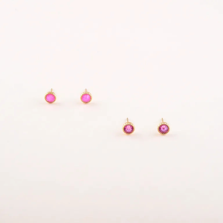 Bohm Paris Ally kullanvärinen korvakorusetti, joka sisältää sähkönpinkit ja maidonpinkit pyöreät Swarovski kristallinapit.