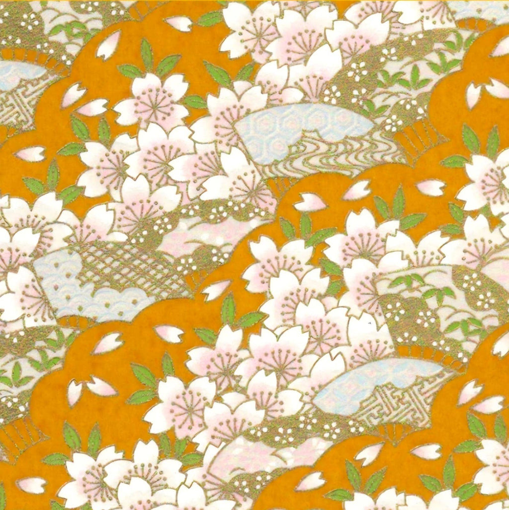 Keltainen japanilainen Washi-paperikuviointi lähikuvassa. Elmer l'Atelier korujen uniikki ja taiteellinen materiaali.